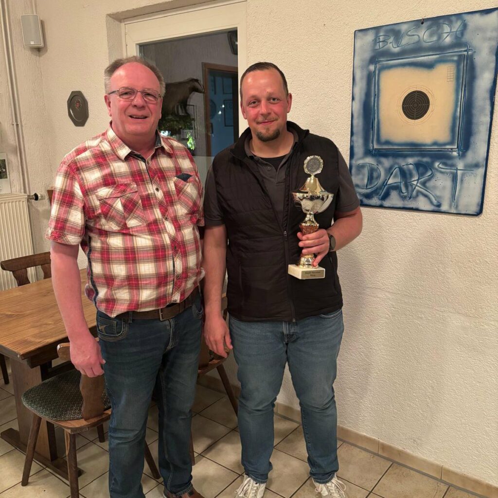 Der neue Buschkönig mit Pokal, überreicht von Lothar Wedler – aufgenommen im Schützenhaus Brochthausen.